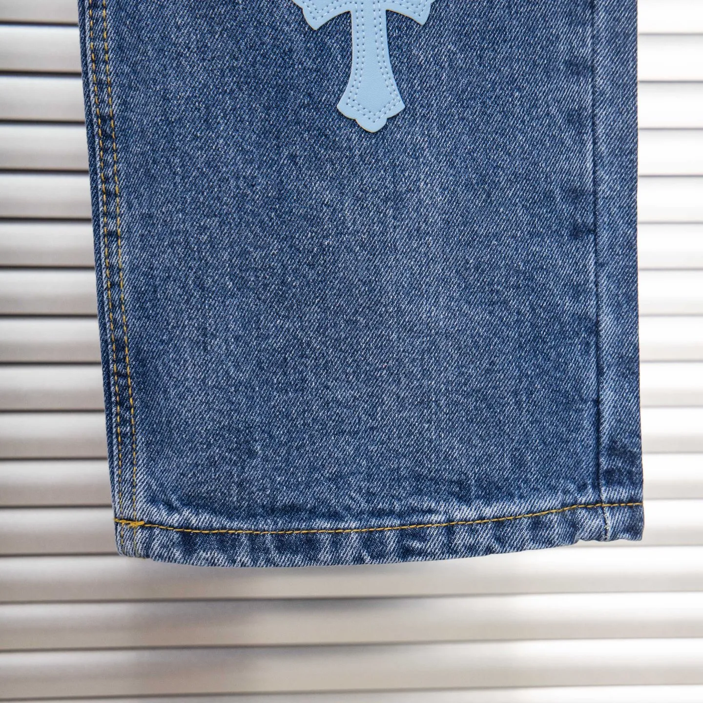 P260 Chrome Hearts light blue pants, Sanskrit blue and white patchwork leather jeans. CH jeans need to be washed and then disassembled and hand-stitched with sheepskin cross leather and then spliced ​​together. The whole piece has too many craftsmanship to explain. The patchwork cross pattern is embellished, and the high-waisted washed jeans! ! Absolutely high-end luxury products, god-level single products and super popular products, made with top heavy industry, a must-see magic weapon. Customized hardware. The fabric is thick and soft after washing. It has good breathability. Customized small leather label. Unique design. The details are simple and elegant, and the workmanship is exquisite. The entire trousers are neatly routed and the details are in place! It’s so cool that both men and women can easily control the genderless trend! Style number: 1805# Color: blue Size: 28 30 32 34